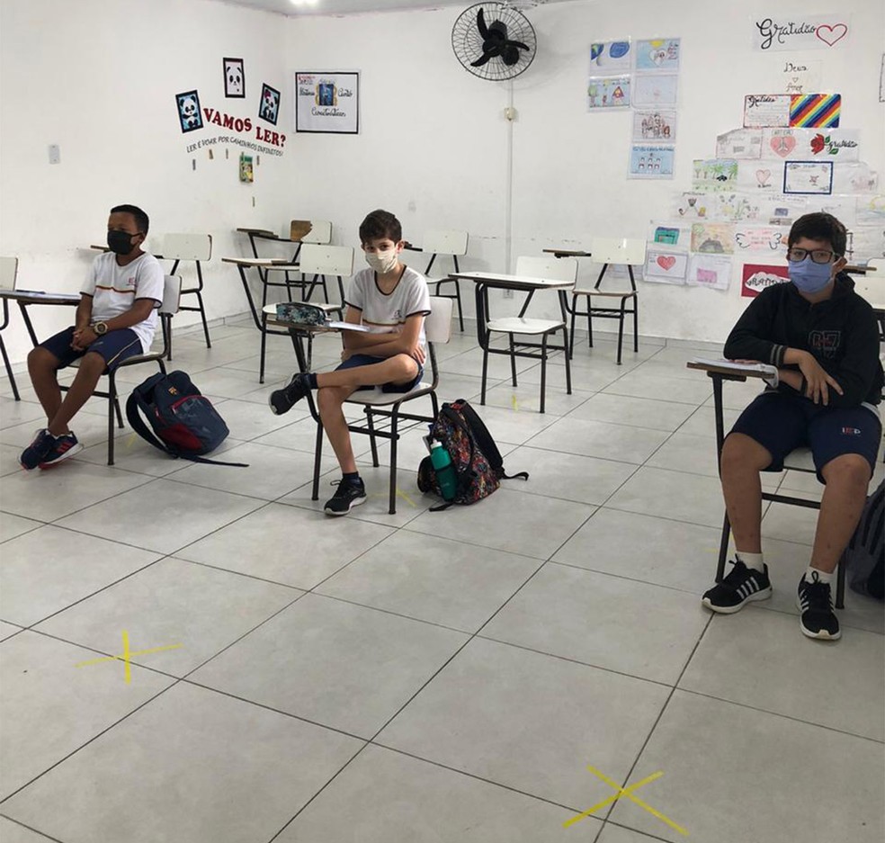 Estudantes de Prado, na Bahia, voltaram às aulas com máscaras e marcações no chão para estimular o distanciamento. Aumento no número de casos na região fez com que prefeitura decretasse fechamento. — Foto: Divulgação