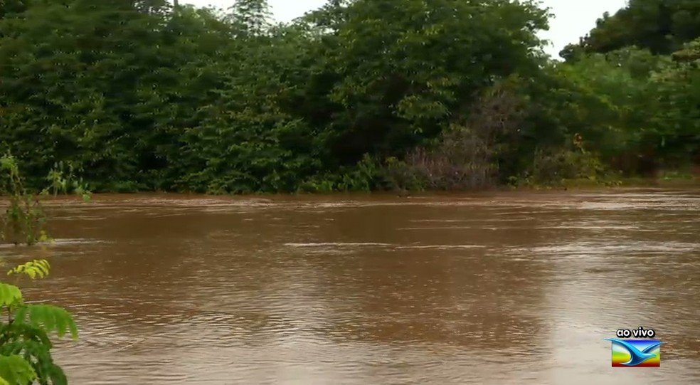 O rio Itapecuru estÃ¡ acima da mÃ©dia e em pouco tempo pode transbordar por causa da intensidade das chuvas â Foto: ReproduÃ§Ã£o/ TV Mirante 