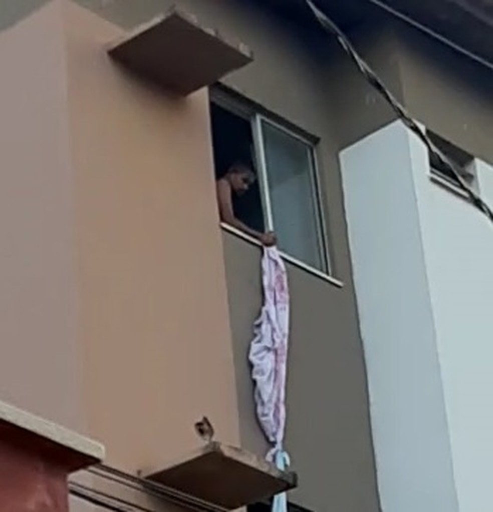 Morador aguarda resgate durante incendio em apartamento no Anil, em São Luís — Foto: Redes Sociais
