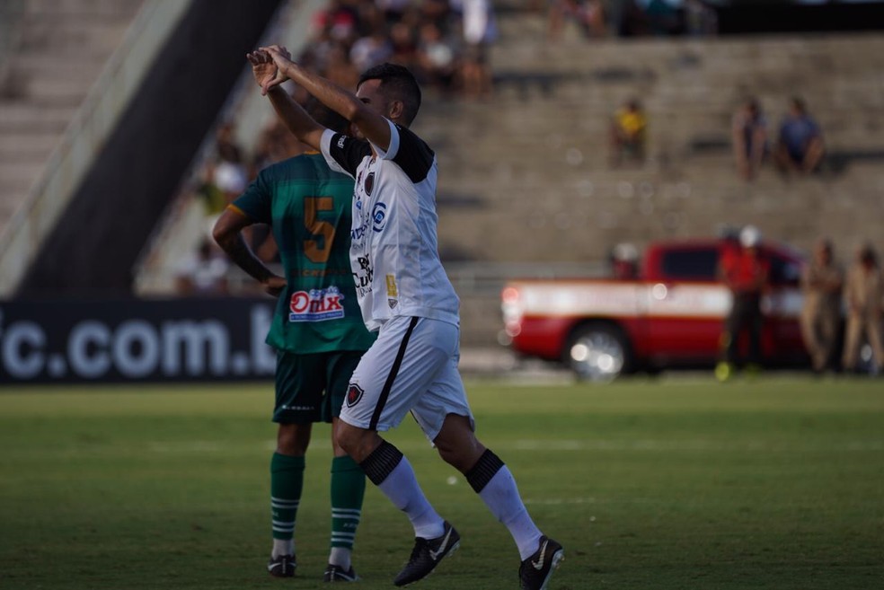 Fábio Alves em ação na Copa do Nordeste contra o Altos-PI: lateral também foi decisivo no Campeonato Paraibano — Foto: Paulo Cavalcanti / Botafogo-PB