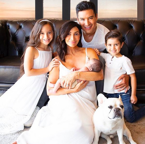 O apresentador de TV Mario Lopez com a esposa e os filhos (Foto: Instagram)
