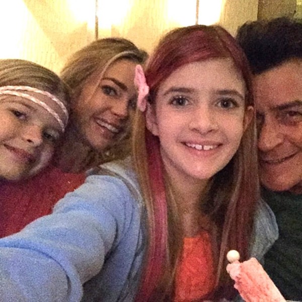 Denise Richards, Charlie Sheen e as filhas (Foto: Instagram)