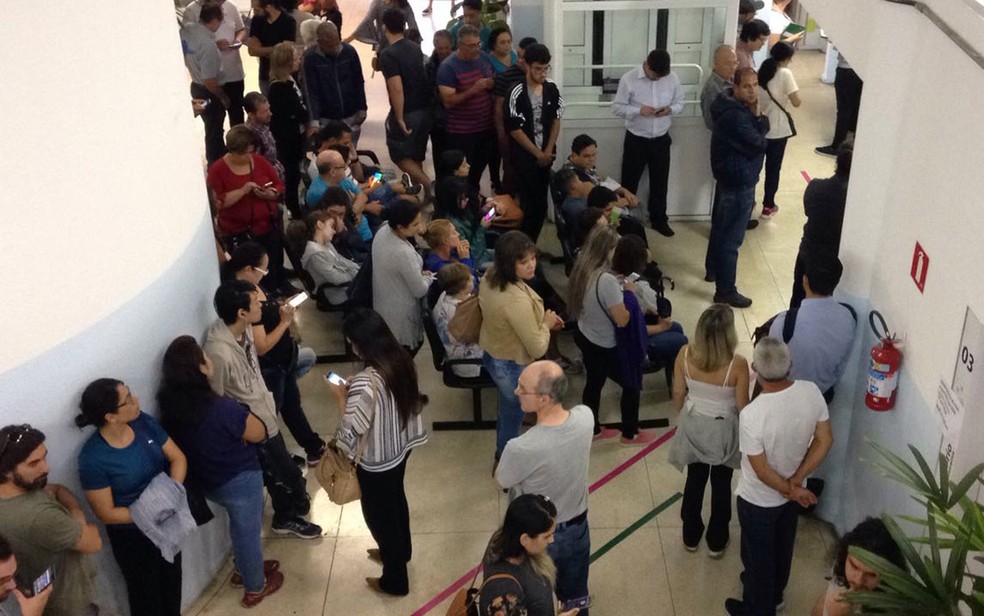 Pacientes formam fila em unidade de saúde do ABC para tomar vacina contra a febre amarela; alta espera no serviço público pode ter impulsionado demanda na rede privada (Foto: Glauco Araújo/G1)