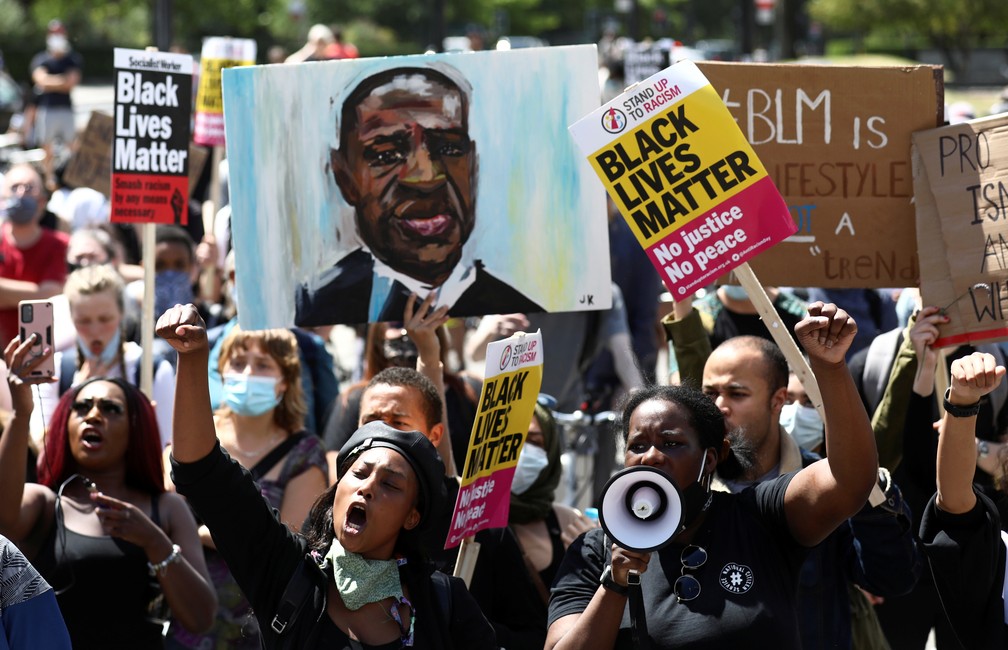 Em Londres, manifestantes gesticulam e gritam durante um protesto do 'Black Lives Matter' após a morte de George Floyd, nos EUA. — Foto: Simon Dawson/Reuters