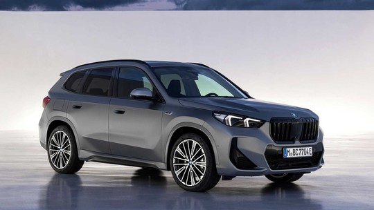 BMW X1 2023 abre mão de grade extravagante e aposta em versão elétrica que anda 440 km