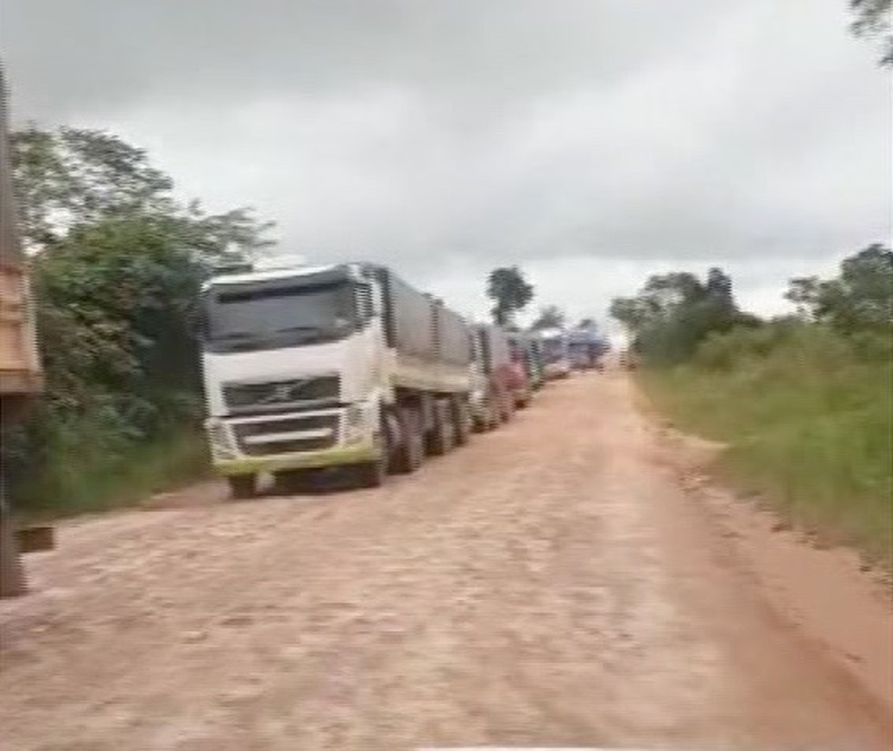 Caminhões formaram filas ao longo das BRs — Foto: TVCA/Reprodução