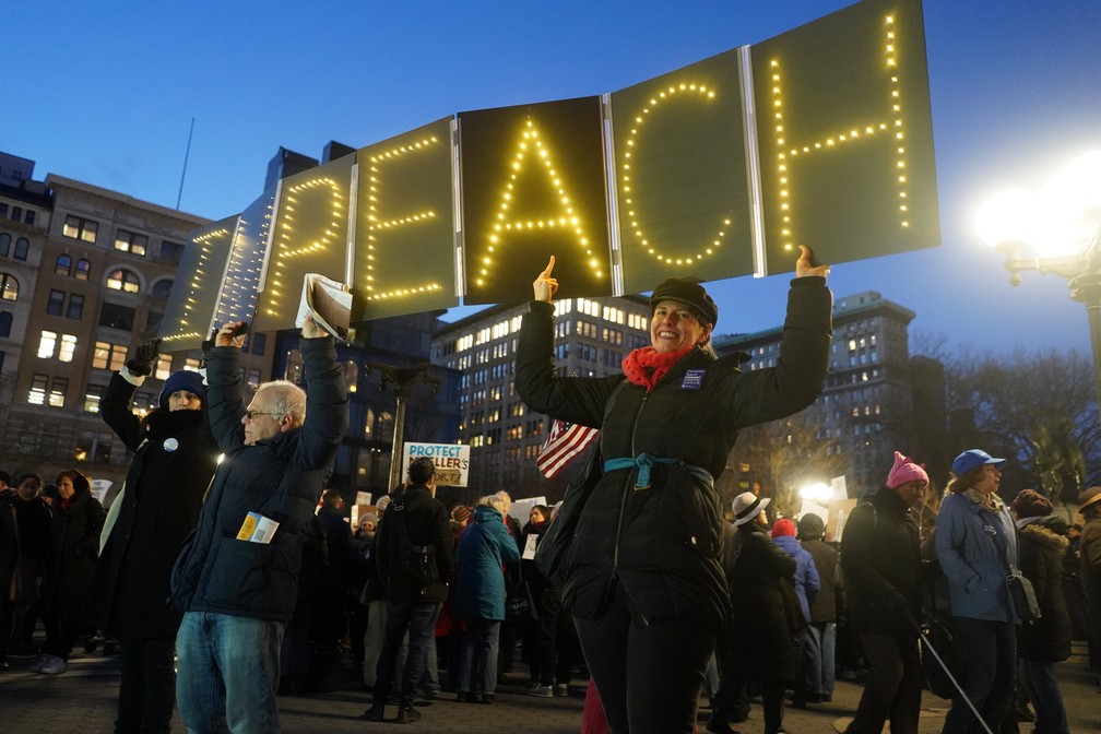 Manifestantes em Nova York pedem impeachment de Donald Trump após ele declarar emergência nacional — Foto: Go Nakamura/Reuters