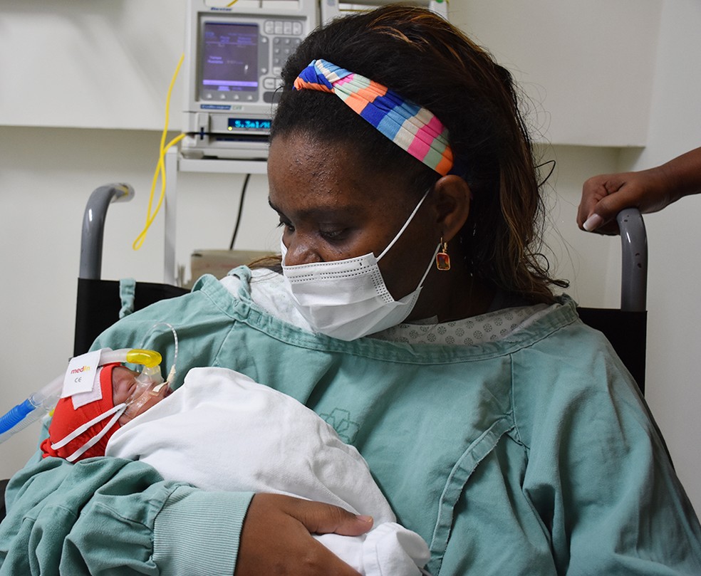 Mãe pegando a filha no colo pela primeira vez em hospital de Catanduva — Foto: Divulgação/Unimed de Catanduva 