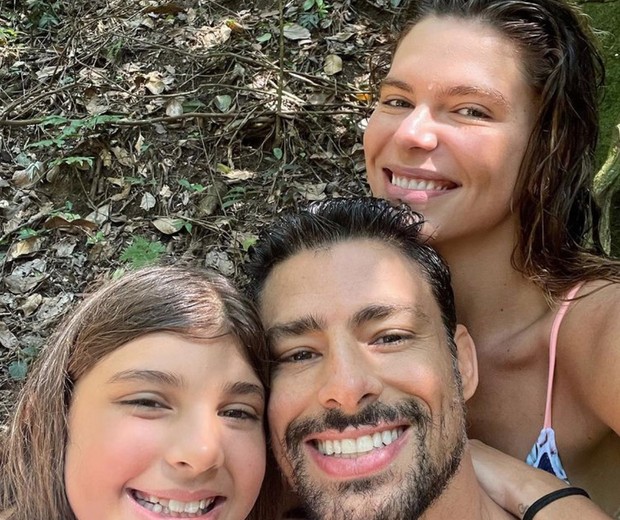 Cauã Reymond ao lado de sua filha, Sofia, e sua esposa, Mariana Goldfarb  (Foto: Reprodução / Instagram)
