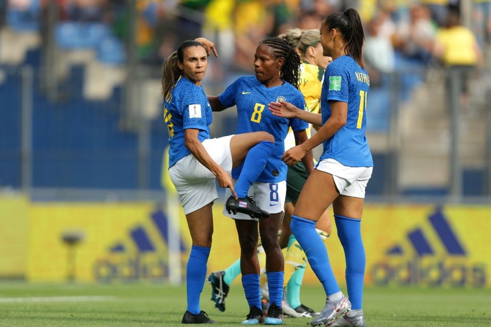 Seleção brasileira desembarca para Copa do Mundo Feminina