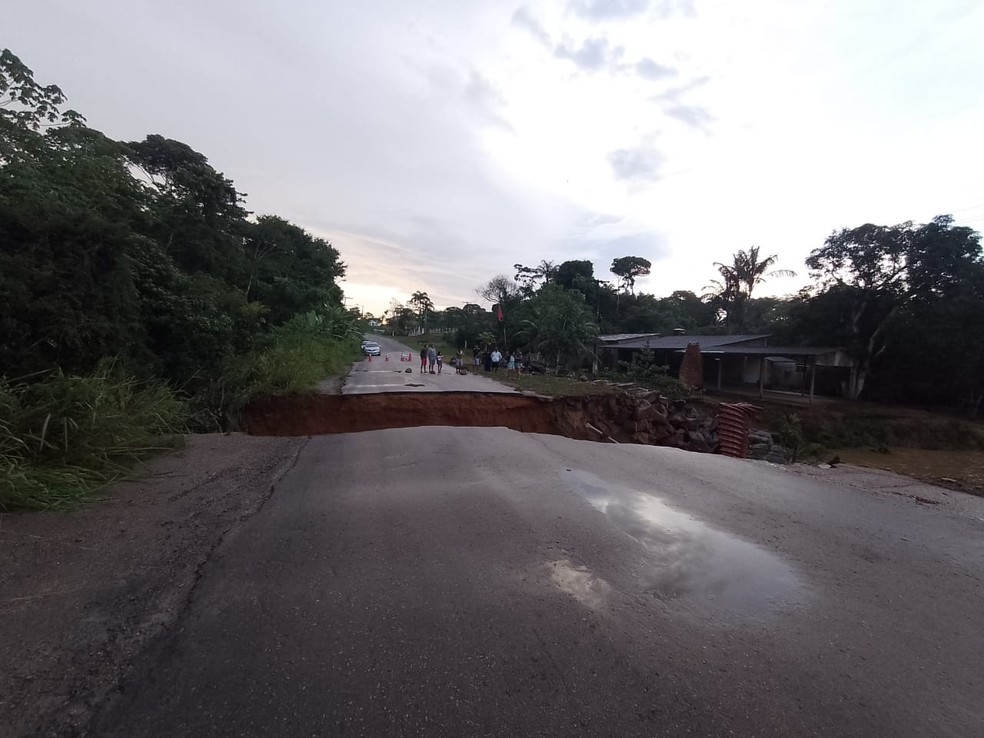 Cratera foi aberta no asfalto com a força das águas após forte chuva em Porto Velho — Foto: Eduarda Dejan/Rede Amazônica