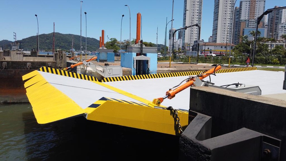 Gaveta para embarque e desembarque da travessia de balsas entre Santos ...