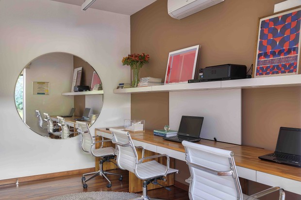 Home office de casal: 8 ambientes para inspirar o seu projeto (Foto: Rafael Renzo)