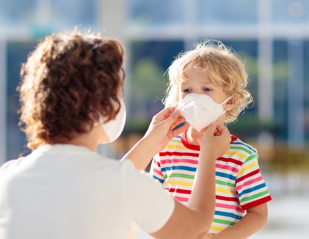 Máscaras e álcool gel são algumas das medidas importantes nesse período. No entanto, o recomendado é continuar vacinando (26) (Foto: Getty Images)