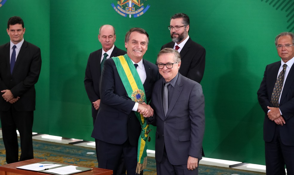 Presidente Jair Bolsonaro cumprimenta Ricardo Vélez Rodríguez — Foto: Marcos Corrêa/PR