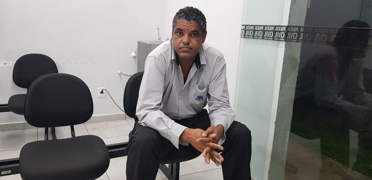 Porteiro denuncia moradora de prédio que o chamou de 'macaco' e mulher é presa em Contagem