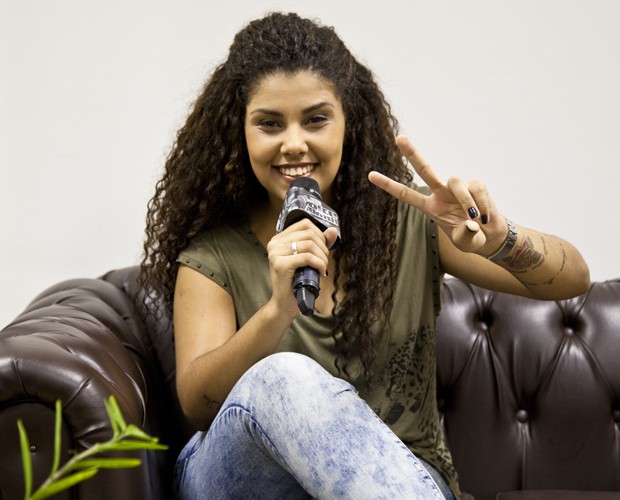Amanda Amado vira repórter nos bastidores do The Voice Brasil (Foto: Fabiano Battaglin/TV Globo)