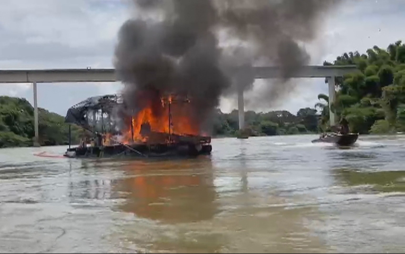 Polícia descobre garimpo ilegal, prende oito pessoas e queima duas balsas em rio de Goiás; vídeo