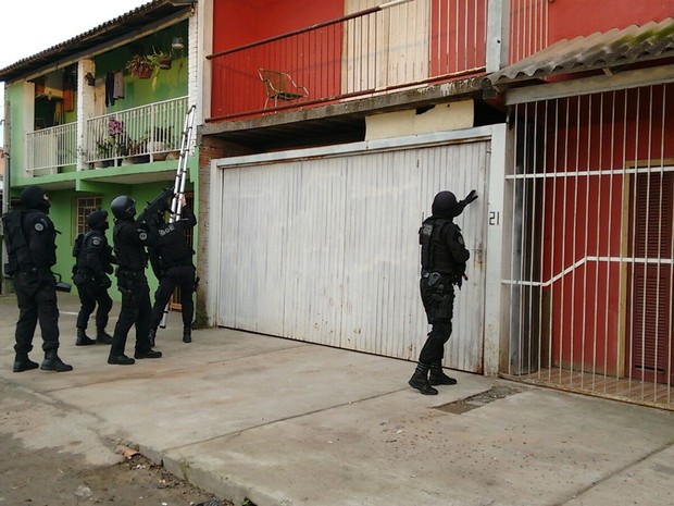 Operação policial ocorre em São Leopoldo (RS) (Foto: Dayanne Rodrigues/RBS TV)