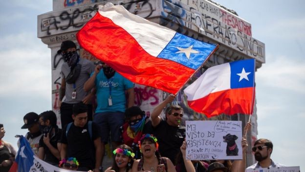 No Chile, debate-se sobre a fórmula para modificar a Constituição em meio a um levante social sem precedentes desde o retorno à democracia (Foto: Getty Images via BBC News Brasil)