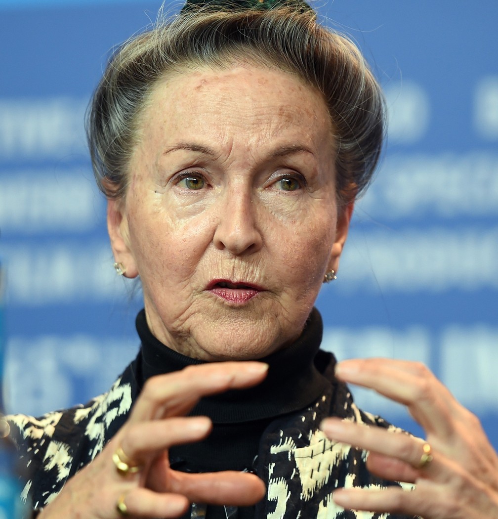 A figurinista e artista Luciana Arrighi fala no Festival de Berlim em 2015 (Foto: Brita Pedersen/AFP)