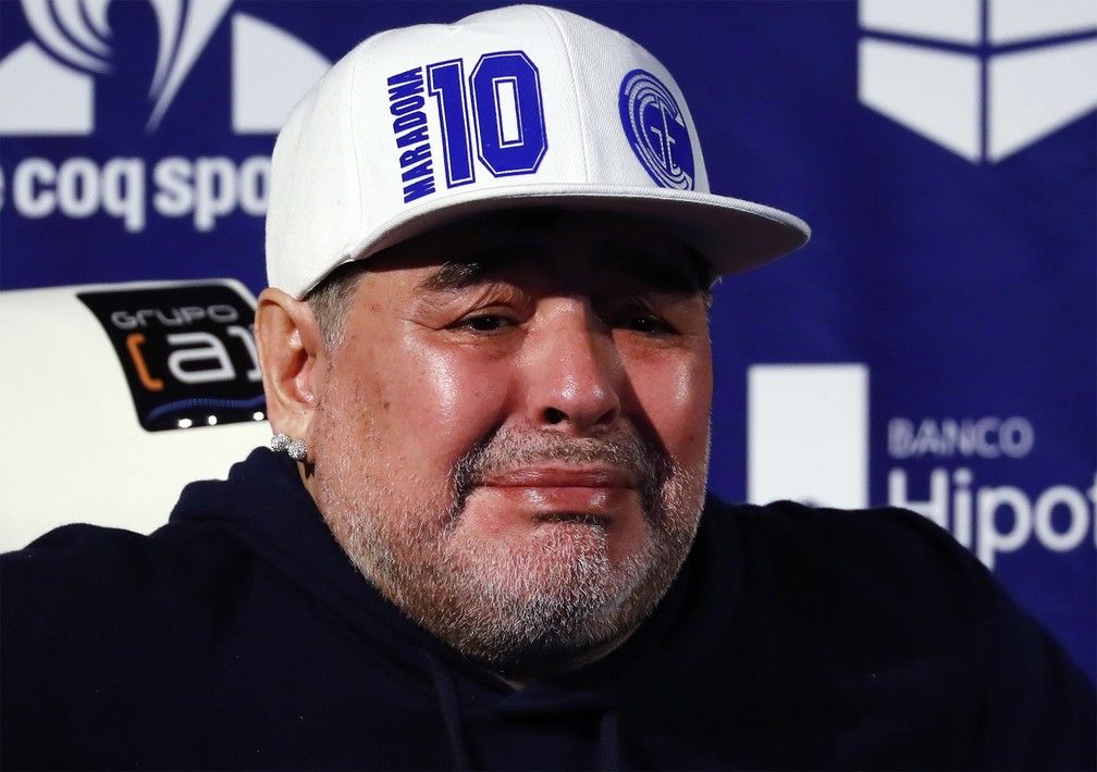 Maradona se emociona ao ser anunciado como novo técnico do Gimnasia y Esgrima La Plata, em setembro de 2019 — Foto: Marcos Brindicci/AP/Arquivo