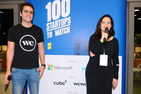 Lucas Mendes, country manager do WeWork, e Sandra Boccia, diretora de redação de Época NEGÓCIOS, durante o coquetel de premiação do 100 Startups to Watch (Foto: Rafael Jota)