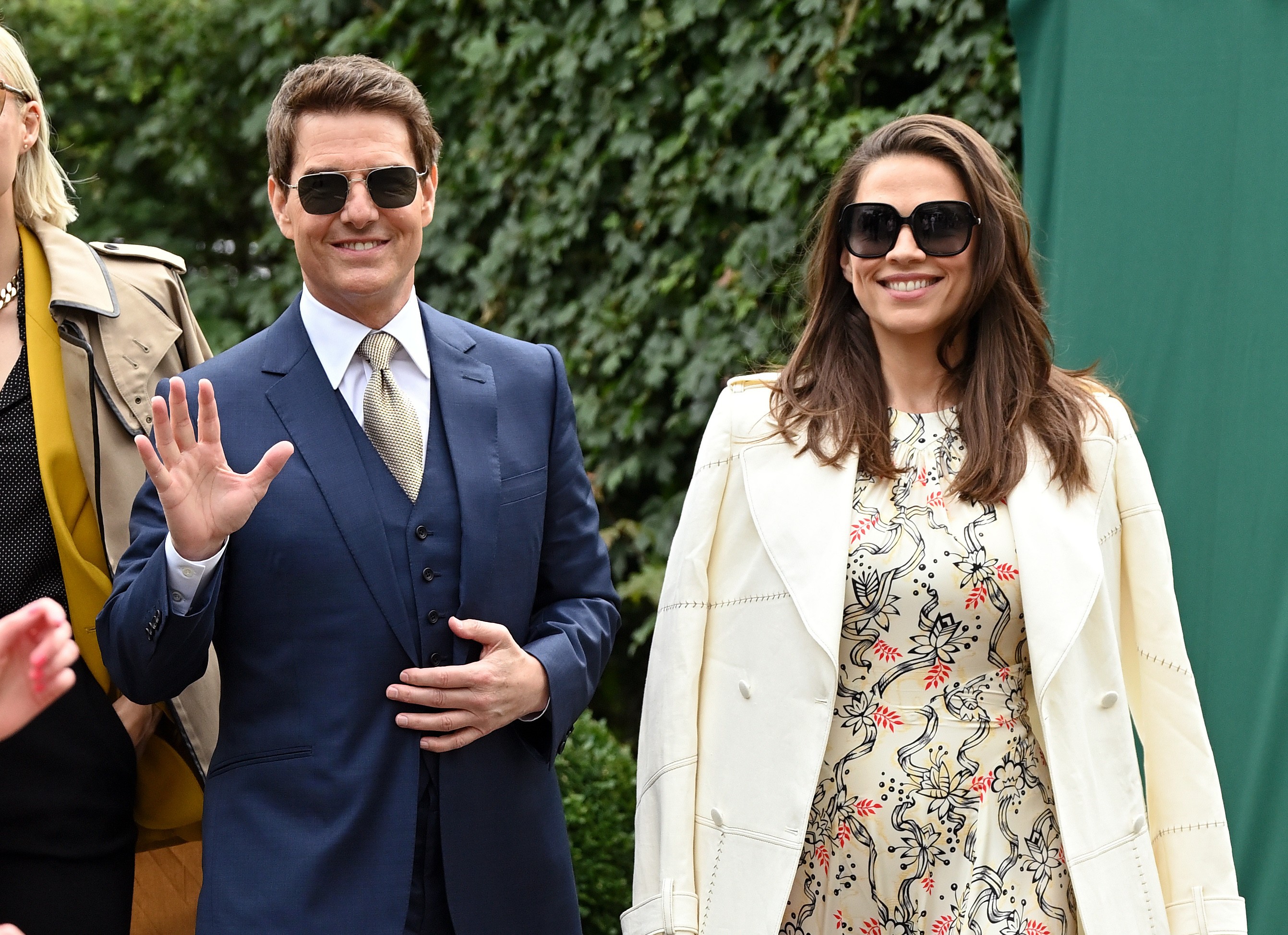 Tom Cruise e Hayley Atwell no Torneio de Tênis de Wimbledon de 2021 (Foto: Getty Images)