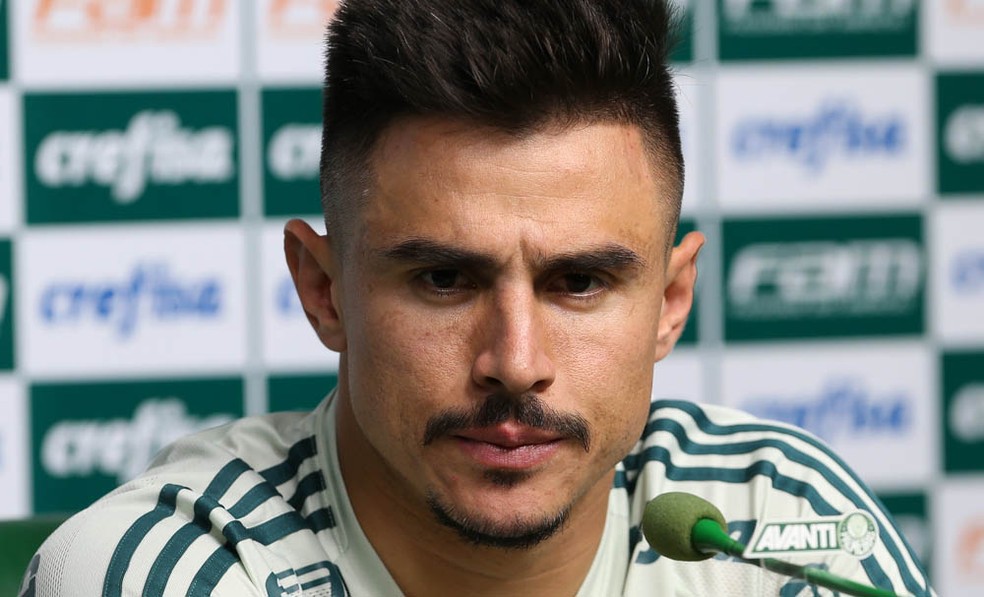 Willian concede entrevista na Academia de Futebol do Palmeiras (Foto: Ag. Palmeiras/Divulgação)