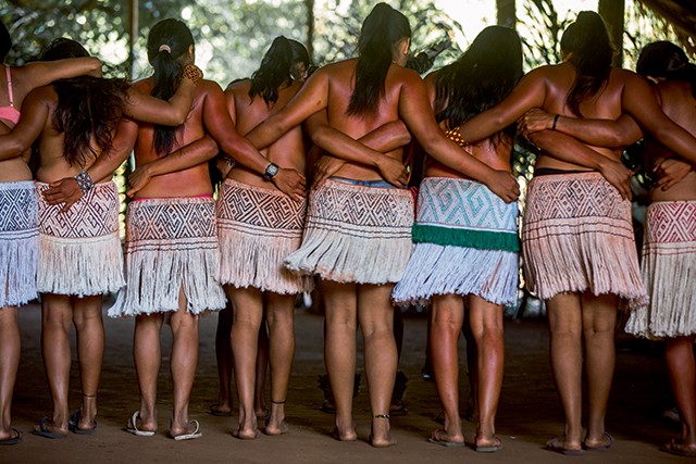 Mulheres do Xingú - Meninas Kaiabi reunidas para dançar (Foto: Sitah)