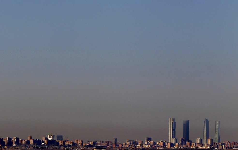 Poluição no céu da cidade espanhola Madri — Foto: Sergio Perez/Reuters