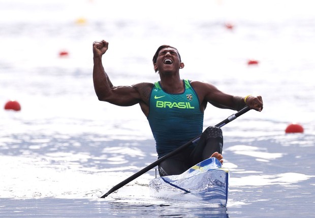 Isaquias Queiroz dos Santos celebra após chegar em segundo lugar e leva prata na prova final de 1000 metros de canoagem (Foto: Tom Pennington/Getty Images)