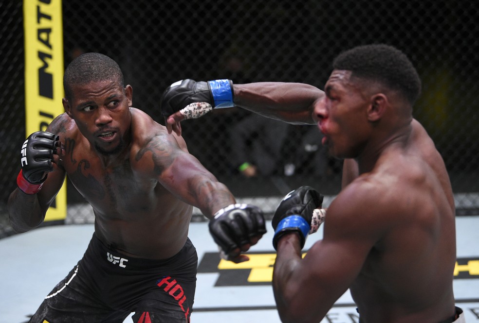 Kevin Holland nocauteou Joaquin Buckley no terceiro round no UFC: Lewis x Oleynik — Foto: Getty Images