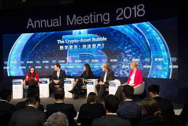 Yang Yanqing, Neil Rimer, Jennifer Zhu Scott, Robert J. Shiller, Cecilia Skingsley, (Foto: Greg Beadle/Fórum Econômico Mundial)