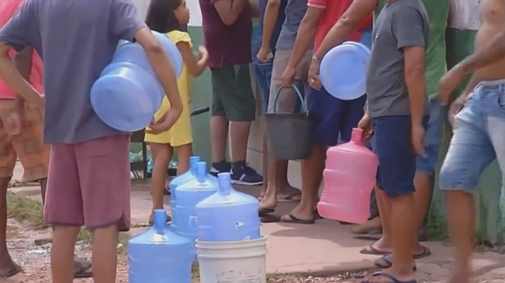 Moradores levam galões para tentar encher de água, em Marabá. — Foto: Reprodução / Tv Liberal