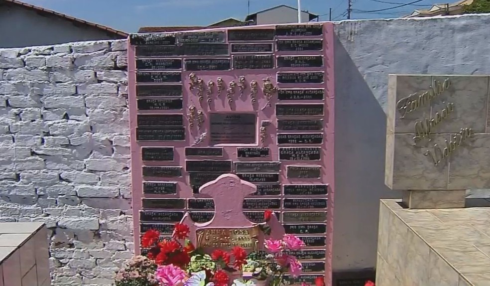 Túmulo de Anna Rosa em Botucatu tem várias placas em agradecimento às supostas graças alcançadas — Foto: TV TEM / Reprodução 