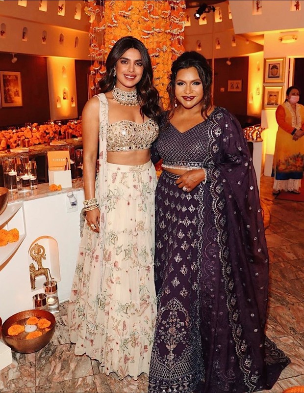 Priyanka Chopra comemora festival indiano com Mindy Kaling (Foto: Reprodução/Instagram)