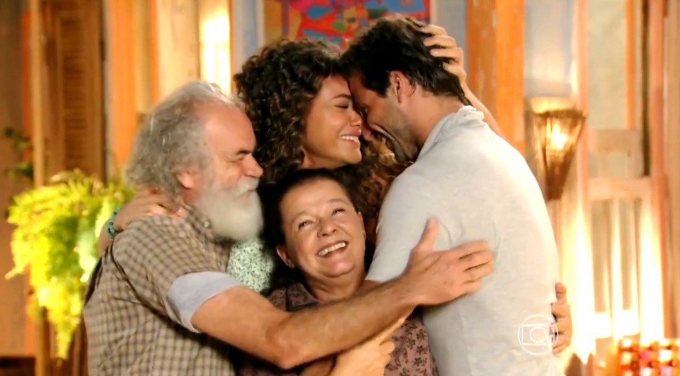 Cassiano (Henri Castelli) é recepcionado com amor pela sua família - Flor do Caribe' — Foto: Globo