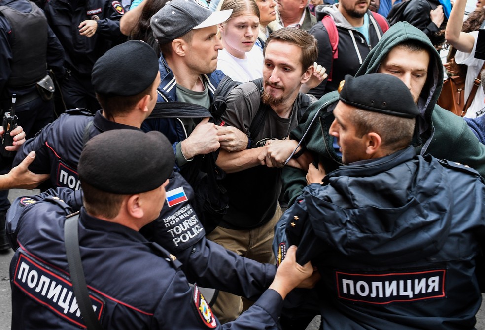 Líderes da oposição foram detidos durante manifestação em Moscou neste domingo (14). — Foto: Kirill Kudryavtsev/AFP