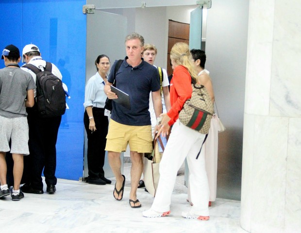Angélica e Luciano Huck desembarcam com os filhos em aeroporto do Rio (Foto: Agnews/Gabriel Rangel)