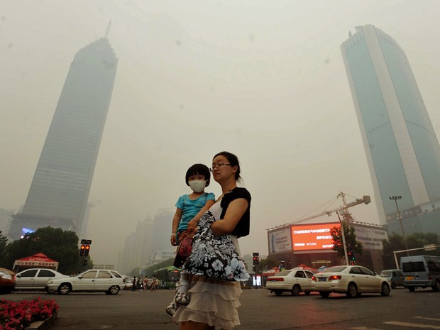 A metrópole chinesa de Wuhan foi coberta por nuvem amarelada espessa nesta segunda (11). Aumentando os temores de poluição entre seus nove milhões de habitantes. (Foto: AFP)