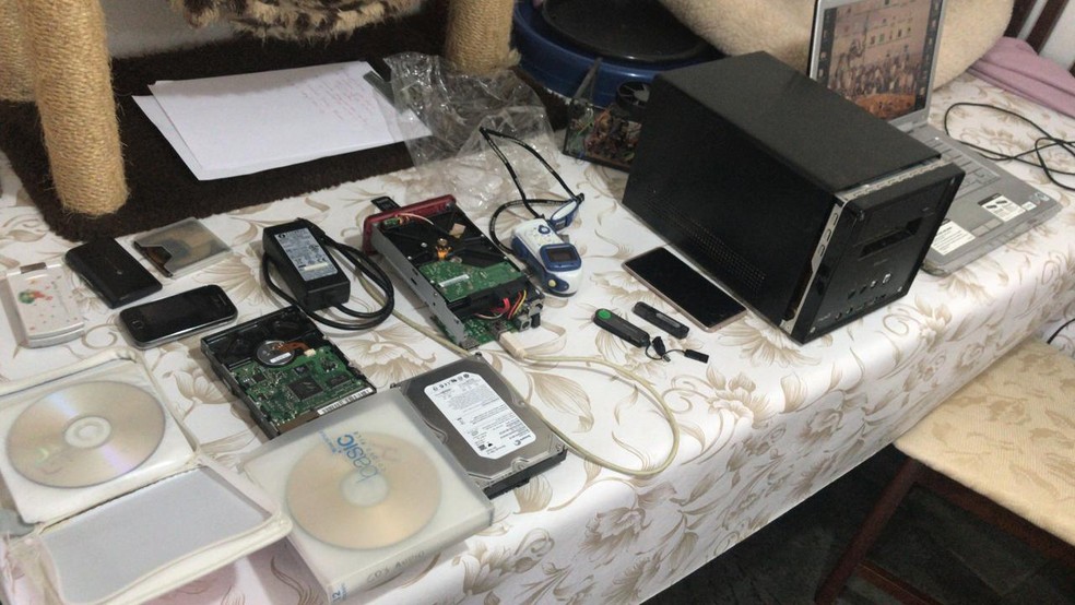 Várias mídias e pendrives foram apreendidos durante a operação na manhã desta quarta-feira (10).  — Foto: Polícia Civil/Divulgação
