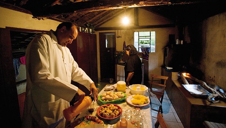 Cafezinho coado  na hora, mesa farta e porta sempre aberta aos visitantes: exemplo típico da hospitalidade do homem do campo (Foto: João Marcos Rosa)
