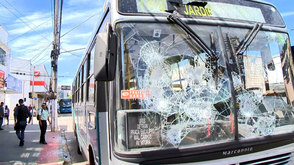 Ônibus depredado na Avenida Marechal Campos, em Vitória — Foto: Reprodução/TV Gazeta