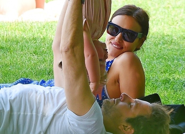 Irina Shayk e Bradley Cooper com a filha, Lea (Foto: BackGrid)