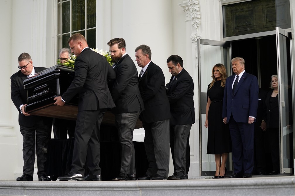 Donald Trump e Melania Trump acompanham cortejo de caixão com o corpo de Robert Trump na Casa Branca nesta sexta-feira (21) — Foto: Evan Vucci/AP Photo