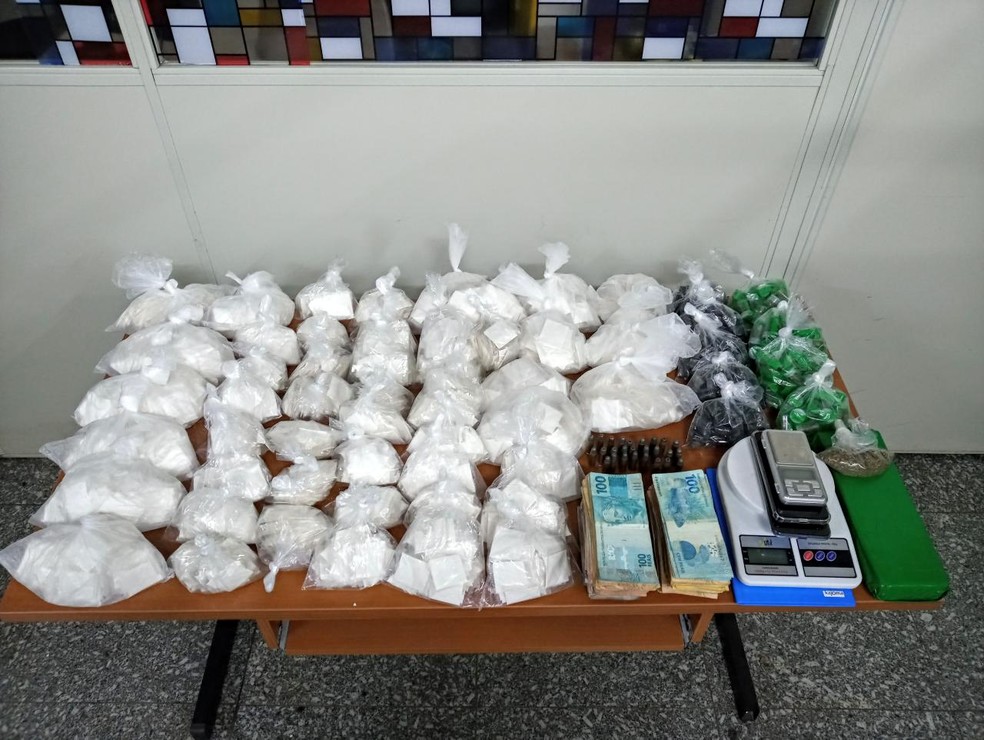Homem é preso com 7 quilos de drogas em São José dos Campos — Foto: Divulgação/BAEP