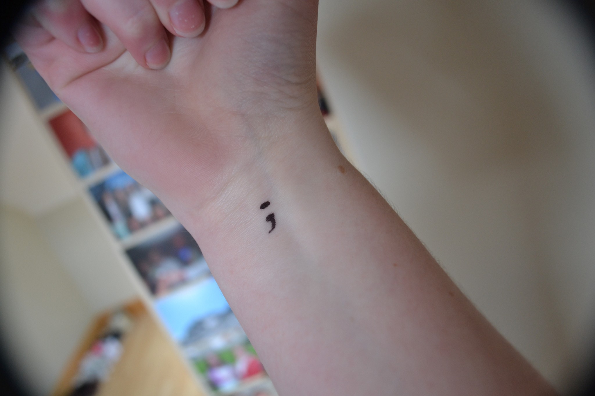 tatuagem de ponto e vírgula (Foto: Kate Elizabeth / flickr / creative commons)