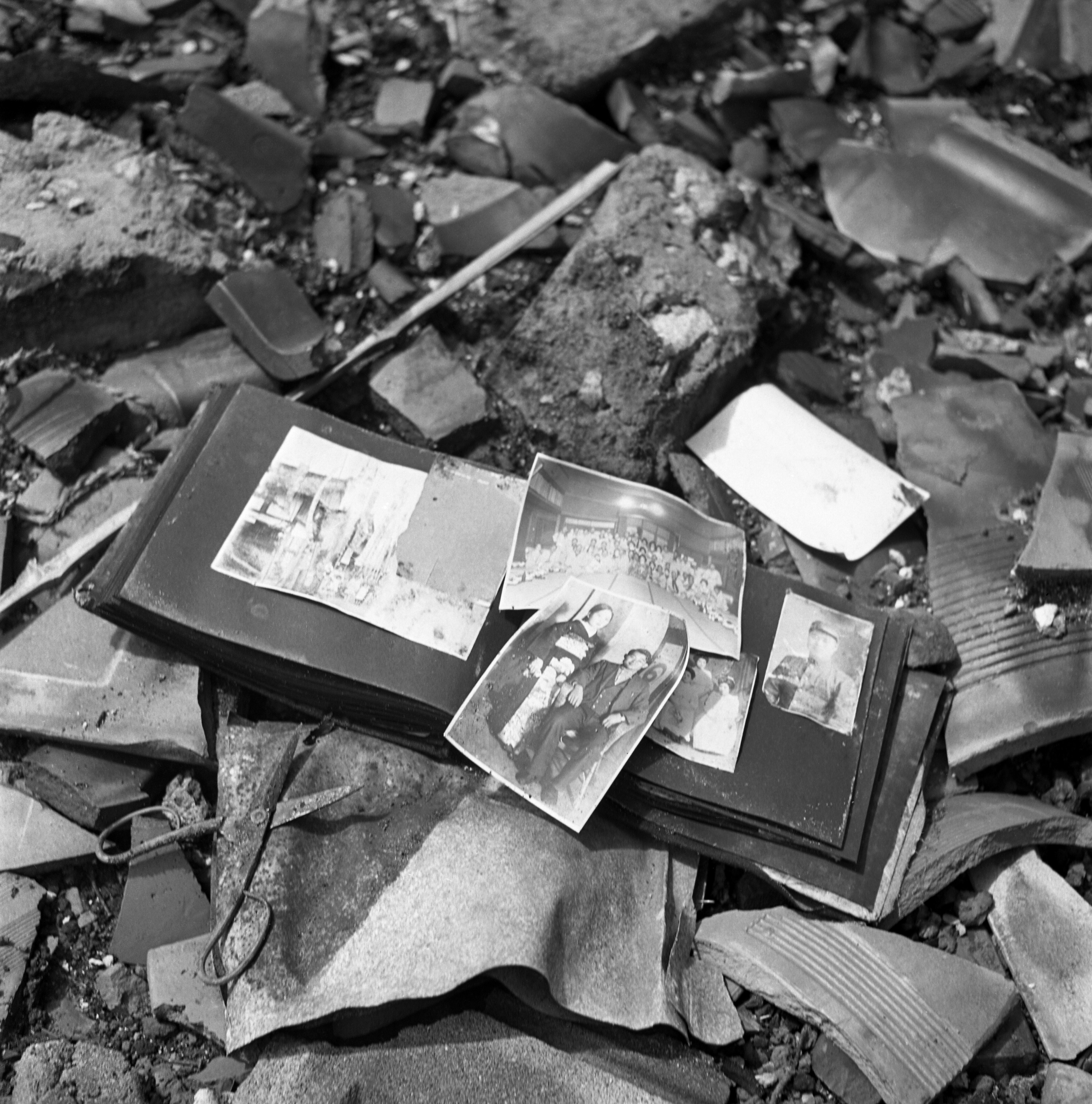 Objetos pessoais em meio aos destroços causado pela bomba em Nagasaki.   (Foto: Bernard Hoffman/The LIFE Picture Collection/Getty Images)