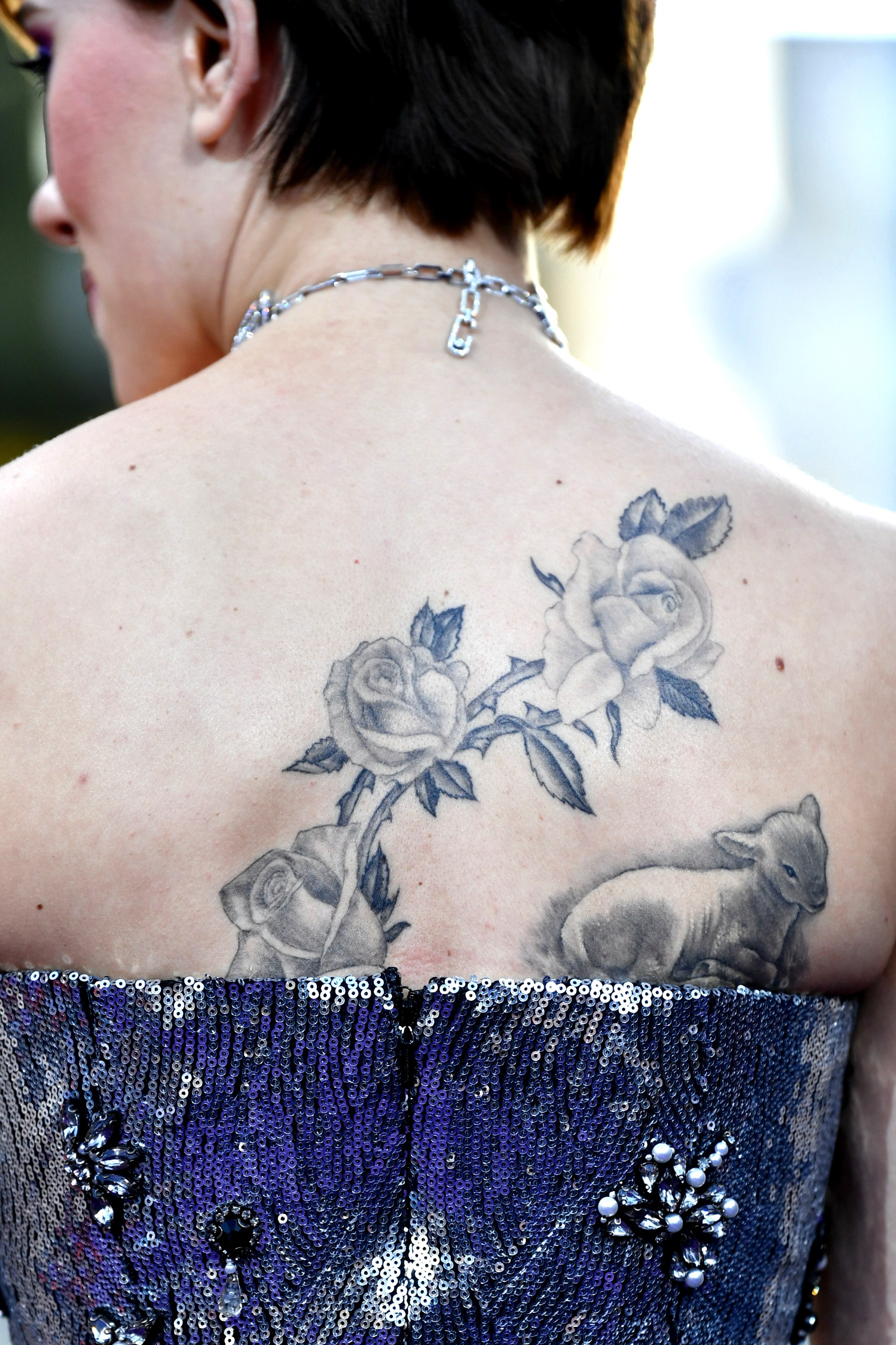 A nova tatuagem nas costas da atriz Scarlett Johasson (Foto: Getty Images)